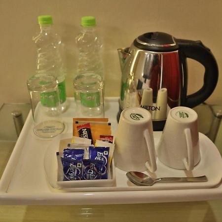 Sarovar Portico Naraina, Hotel Нью-Делі Екстер'єр фото