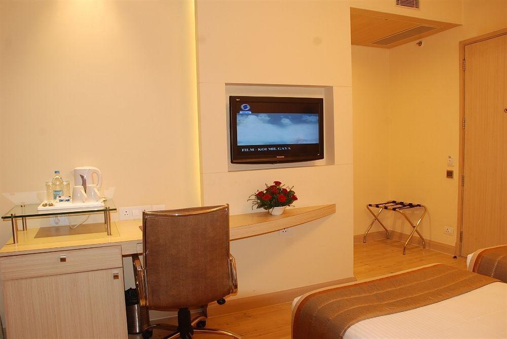 Sarovar Portico Naraina, Hotel Нью-Делі Екстер'єр фото