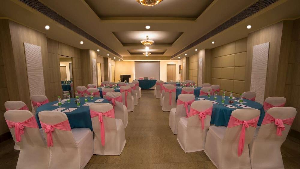 Sarovar Portico Naraina, Hotel Нью-Делі Екстер'єр фото
