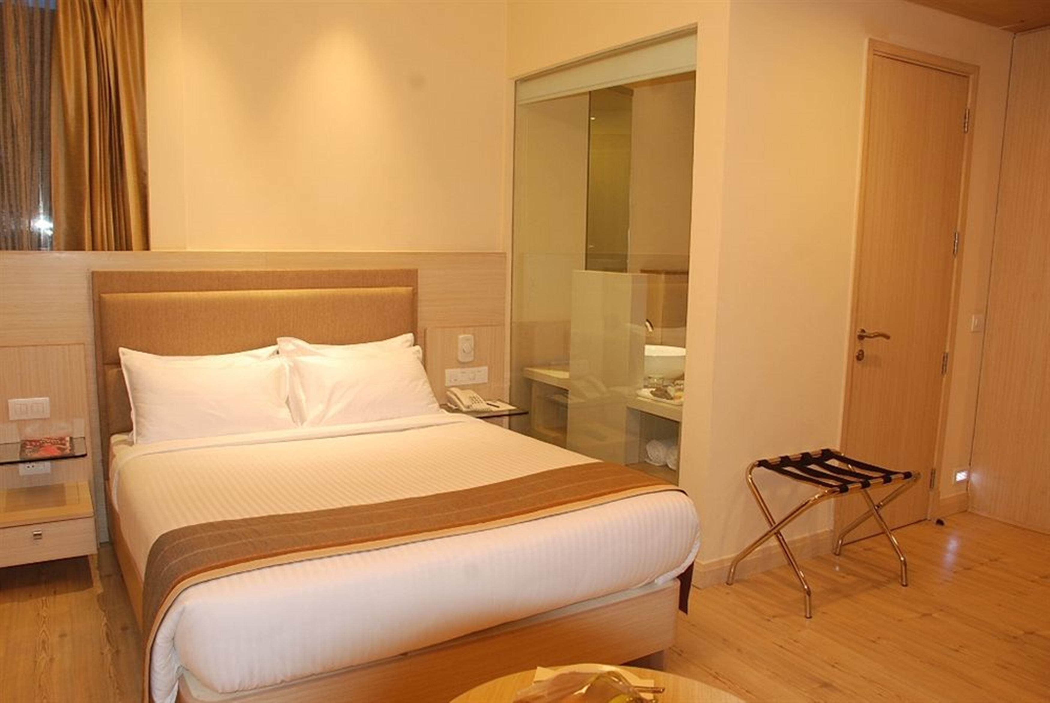 Sarovar Portico Naraina, Hotel Нью-Делі Екстер'єр фото
