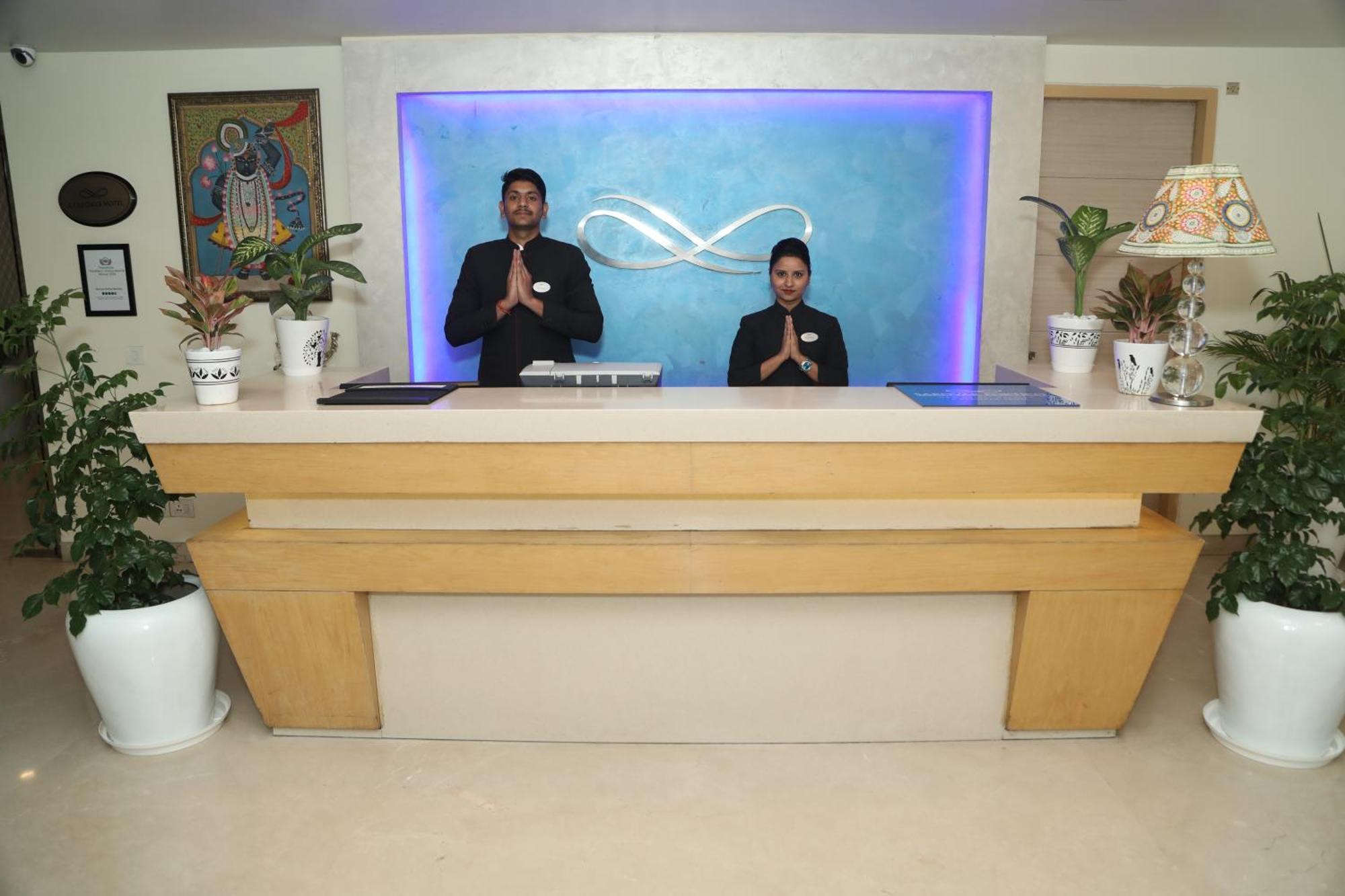 Sarovar Portico Naraina, Hotel Нью-Делі Екстер'єр фото