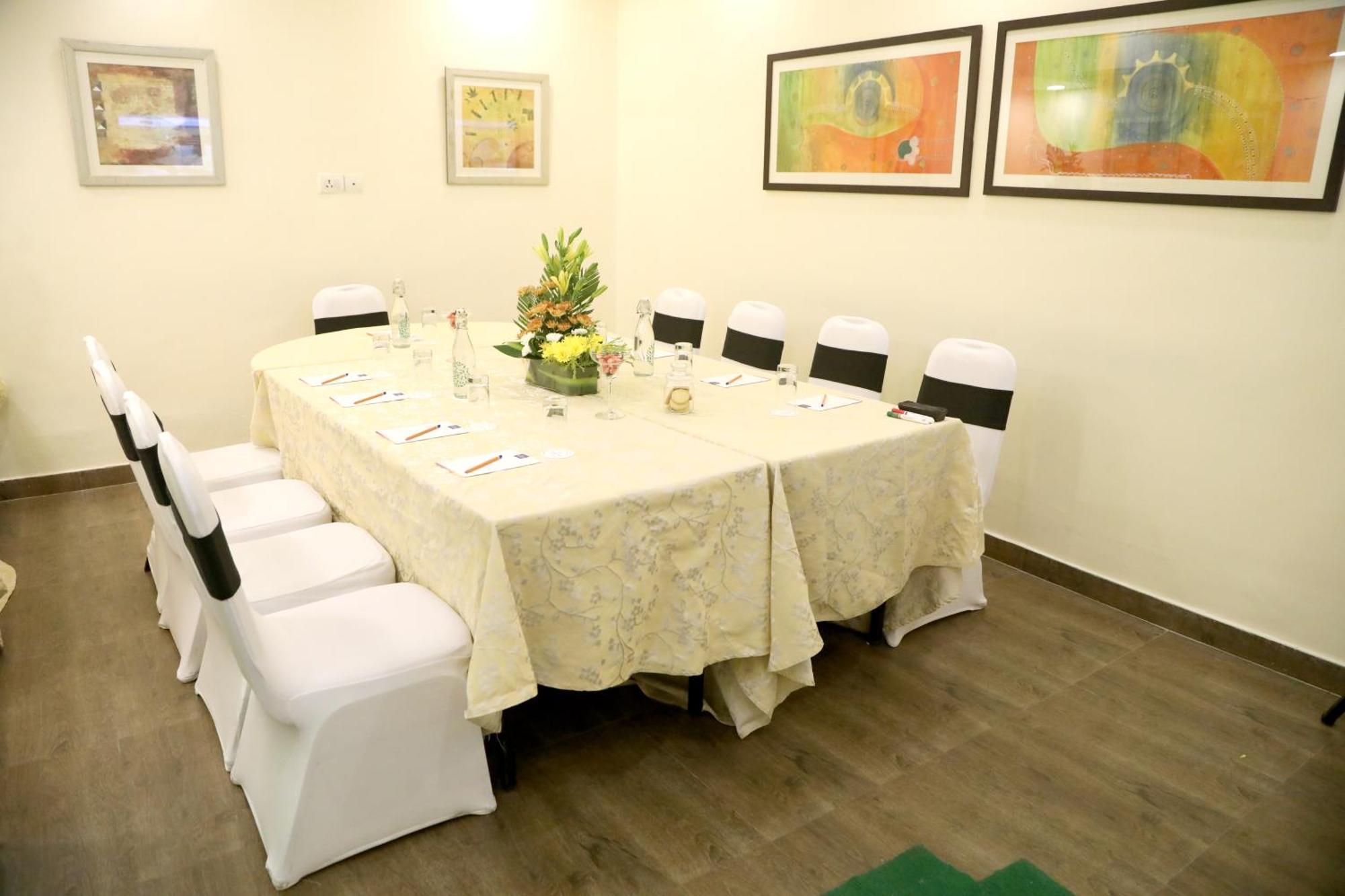 Sarovar Portico Naraina, Hotel Нью-Делі Екстер'єр фото