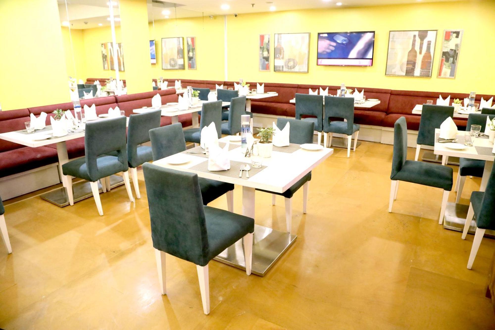 Sarovar Portico Naraina, Hotel Нью-Делі Екстер'єр фото