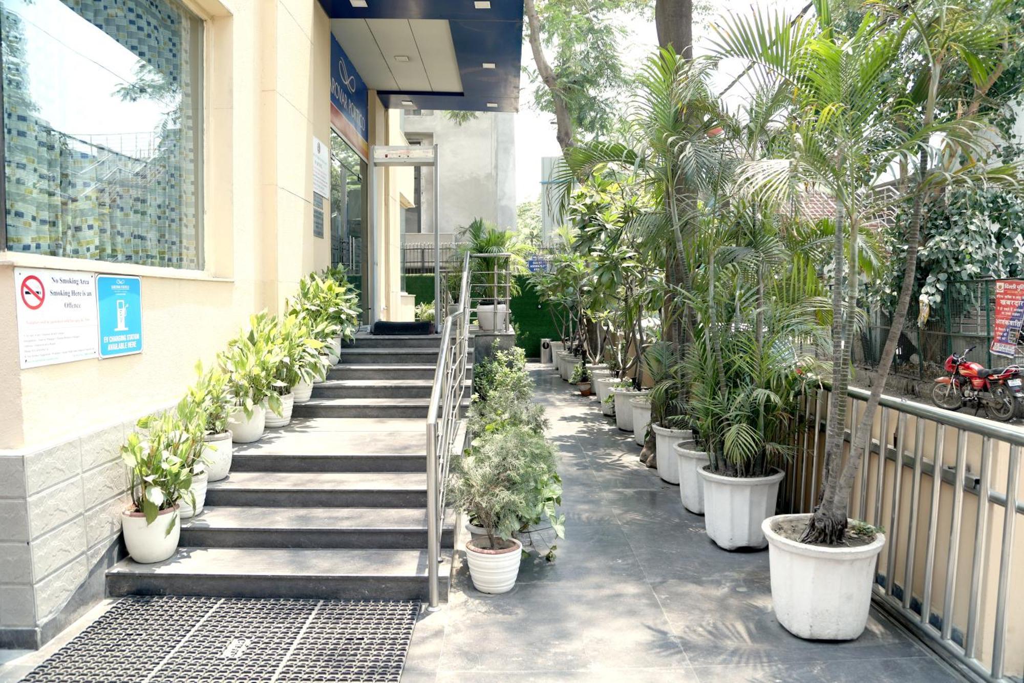 Sarovar Portico Naraina, Hotel Нью-Делі Екстер'єр фото