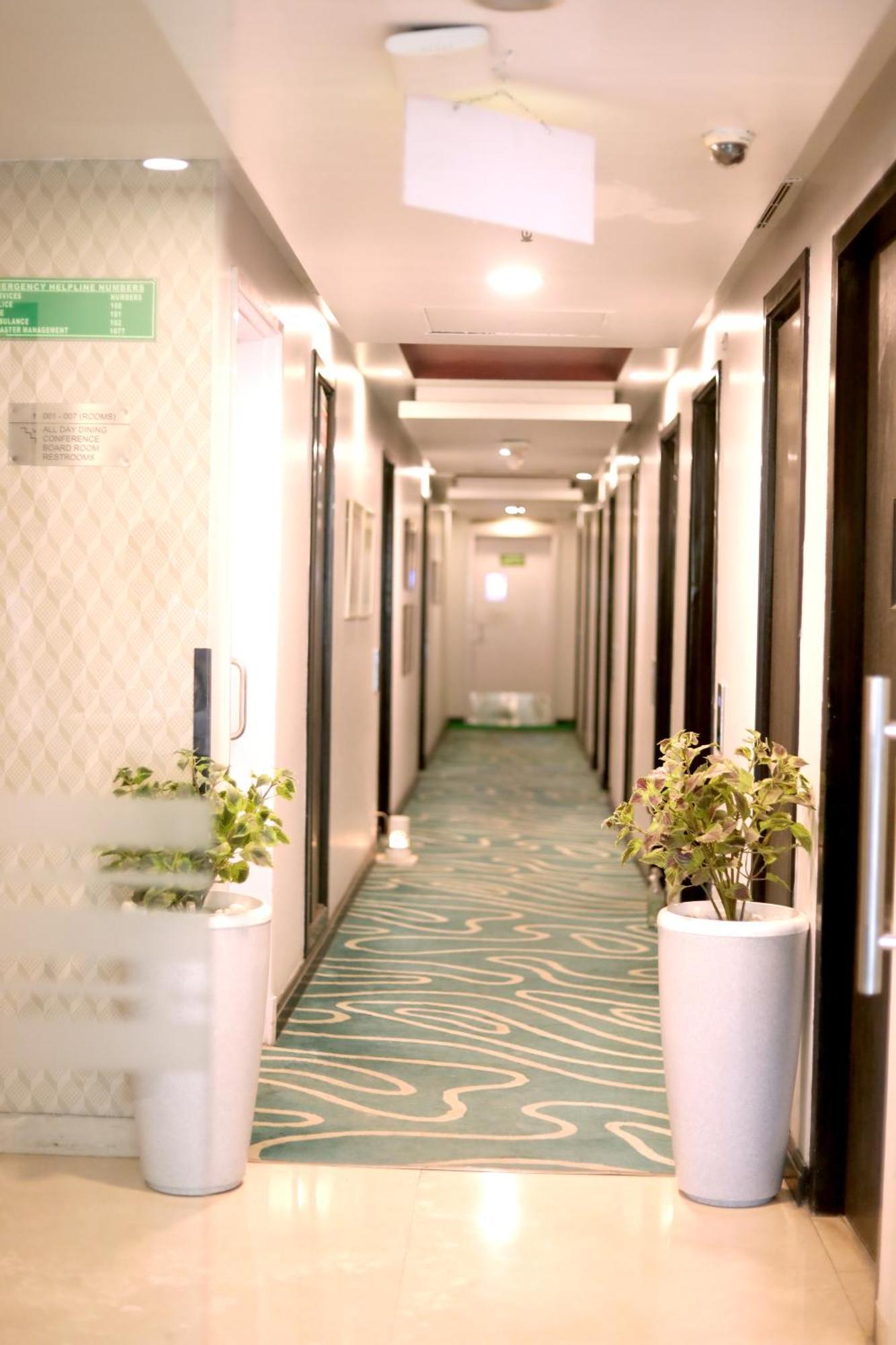 Sarovar Portico Naraina, Hotel Нью-Делі Екстер'єр фото