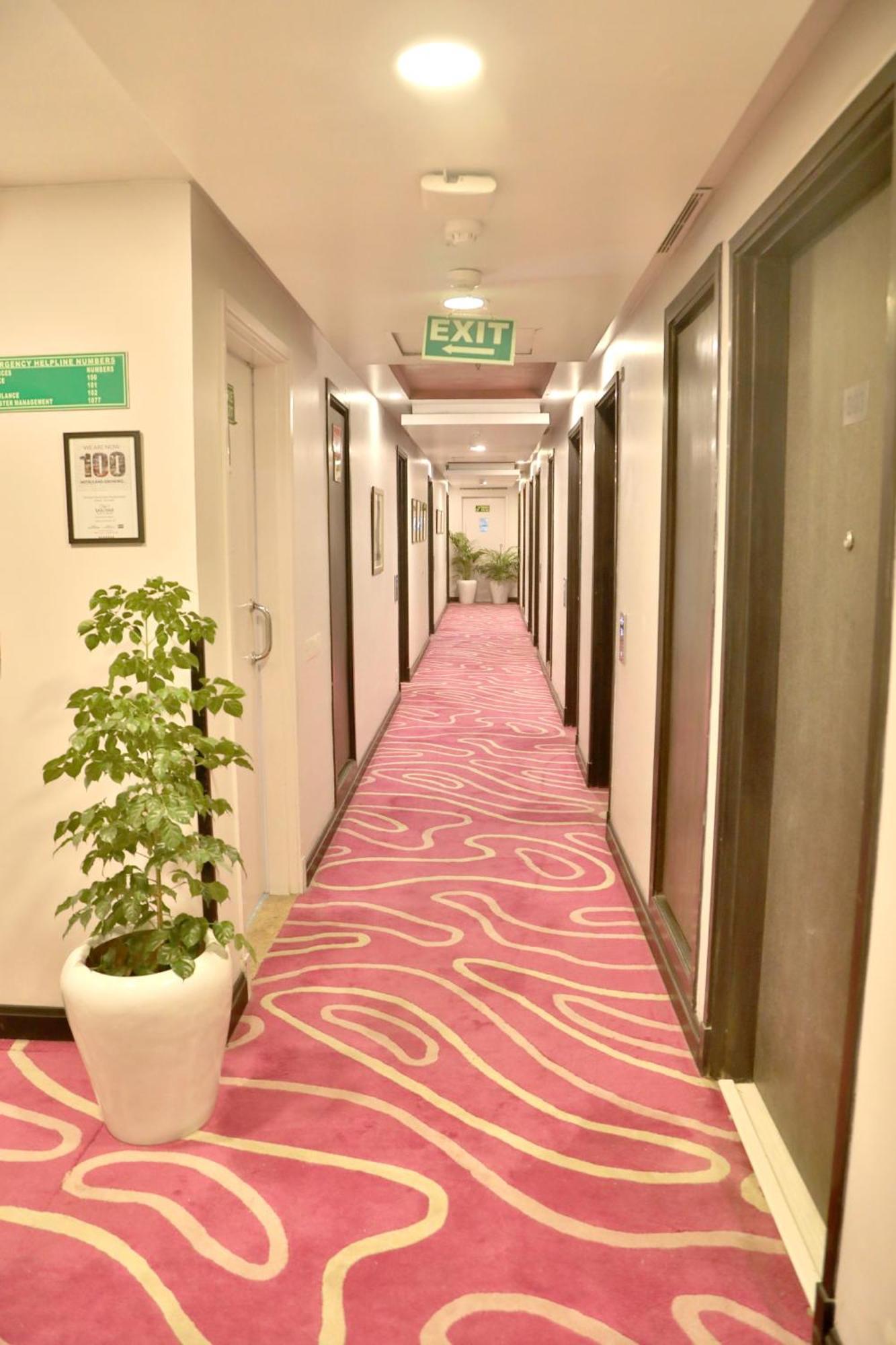 Sarovar Portico Naraina, Hotel Нью-Делі Екстер'єр фото