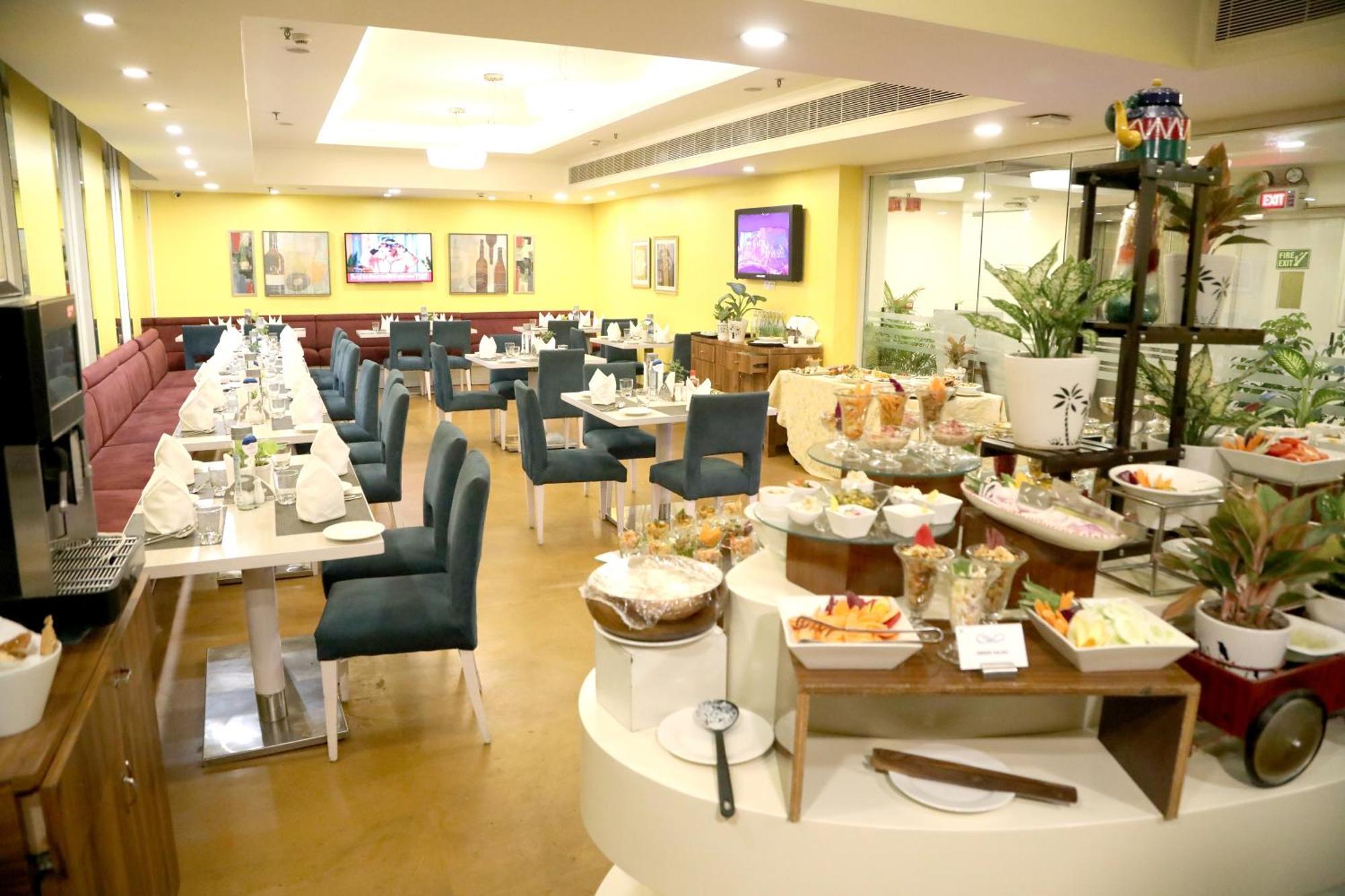 Sarovar Portico Naraina, Hotel Нью-Делі Екстер'єр фото