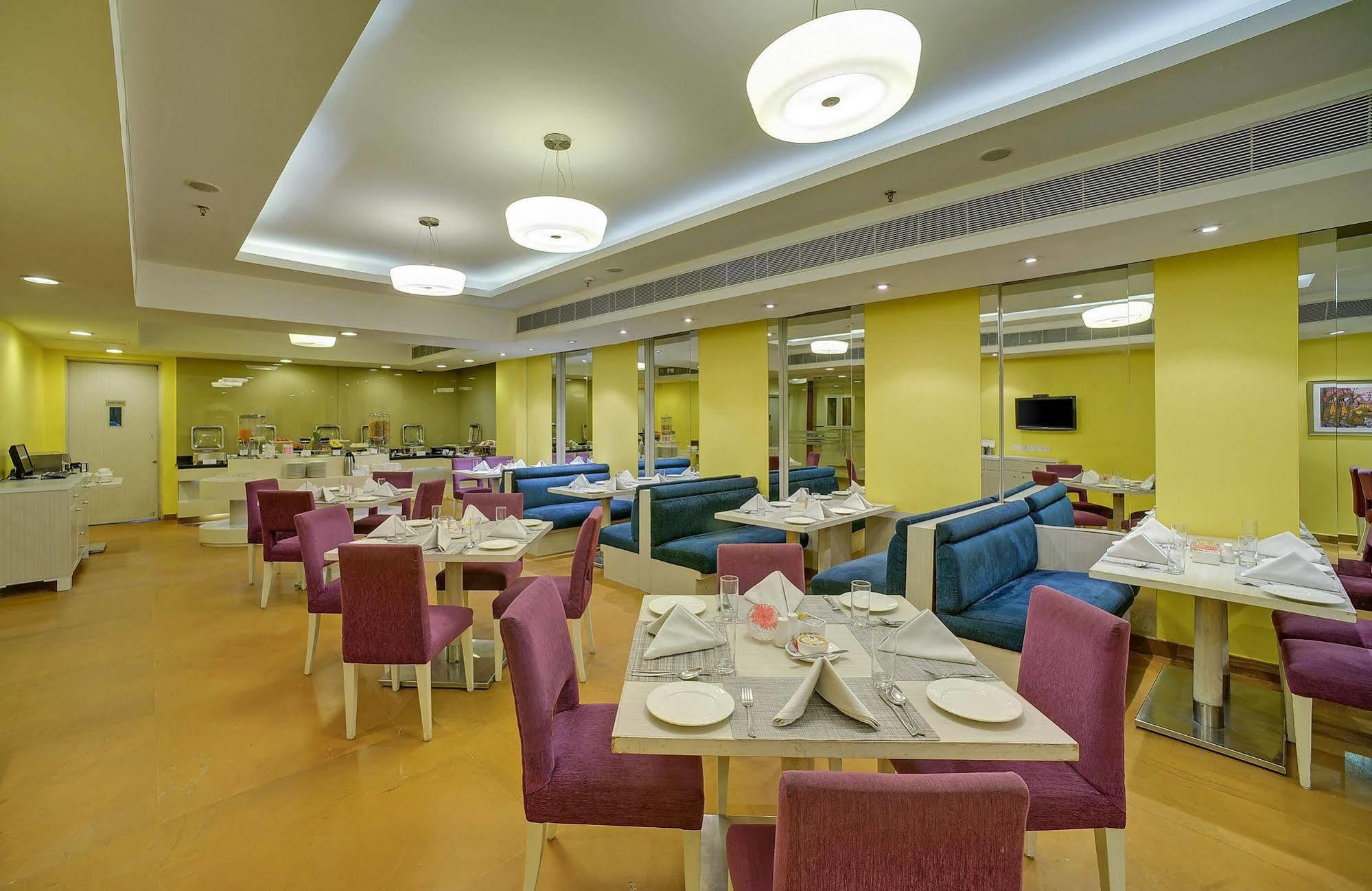 Sarovar Portico Naraina, Hotel Нью-Делі Екстер'єр фото