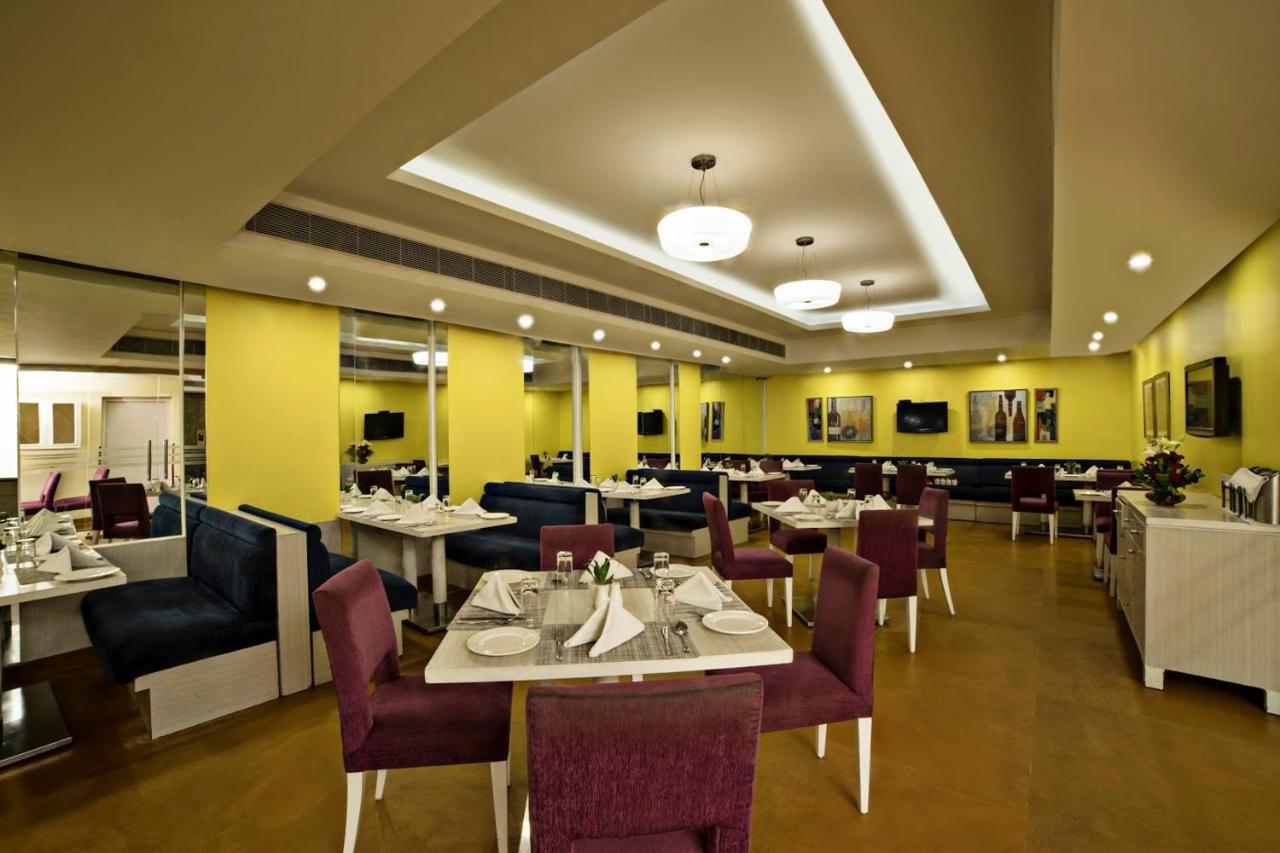 Sarovar Portico Naraina, Hotel Нью-Делі Екстер'єр фото